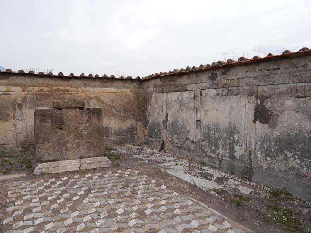 VII.7.32 Pompeii. September 2018. Looking towards north-east corner, with altar near north wall.
Foto Anne Kleineberg, ERC Grant 681269 DÉCOR.
