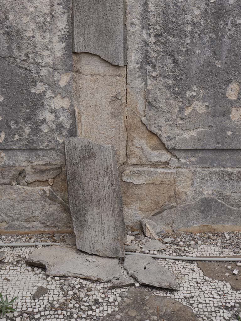 VII.7.32, Pompeii. September 2018. Detail of flooring from base of east wall.
Foto Anne Kleineberg, ERC Grant 681269 DÉCOR.

