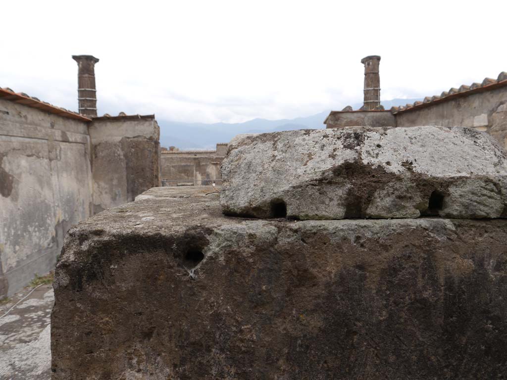 VII.7.32, Pompeii. September 2018. Looking south, detail of altar.
Foto Anne Kleineberg, ERC Grant 681269 DÉCOR.
