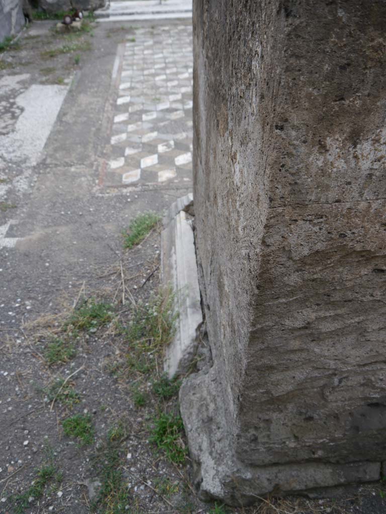 VII.7.32, Pompeii. September 2018. Looking south on east side of base of altar.
Foto Anne Kleineberg, ERC Grant 681269 DÉCOR.
