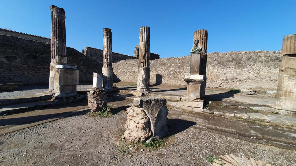VII.7.32 Pompeii. July 2021. South-west corner with statue base. 
Foto Annette Haug, ERC Grant 681269 DÉCOR.
