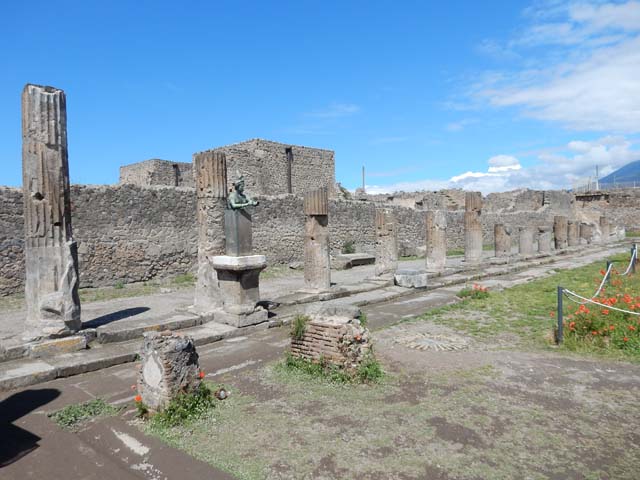 VII.7.32 Pompeii. July 2021. 
Looking north-east towards masonry base in south-west corner.
Foto Annette Haug, ERC Grant 681269 DÉCOR.
