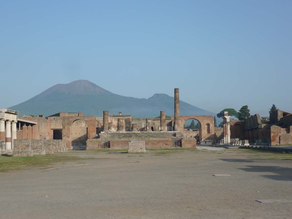 VII.8.1 Pompeii. October 2014. Looking north towards Temple of Jupiter.
Foto Annette Haug, ERC Grant 681269 DÉCOR.

