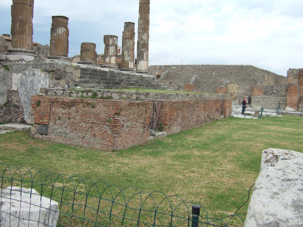 VII.8.1 Pompeii. May 2006. Temple of Jupiter from the west side.