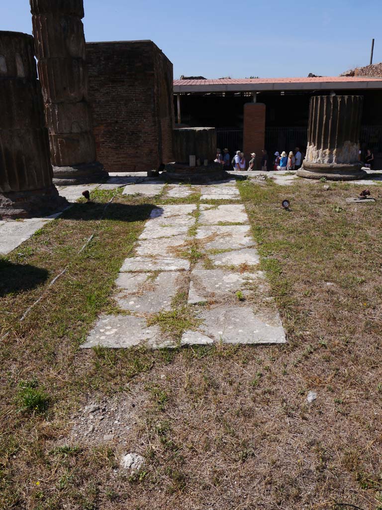 VII.8.01 Pompeii. September 2018. Looking west from top of steps on podium.
Foto Anne Kleineberg, ERC Grant 681269 DÉCOR.
