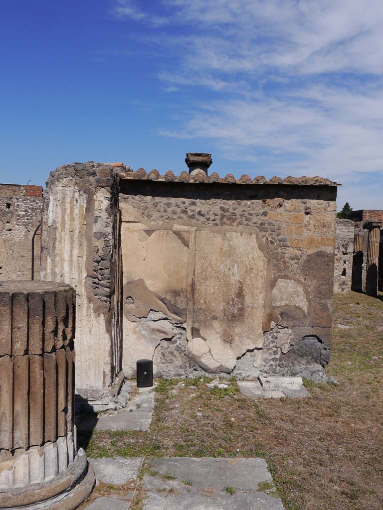 VII.8.01 Pompeii. September 2018. Looking towards Temple wall on west side of doorway.
Foto Anne Kleineberg, ERC Grant 681269 DÉCOR.
