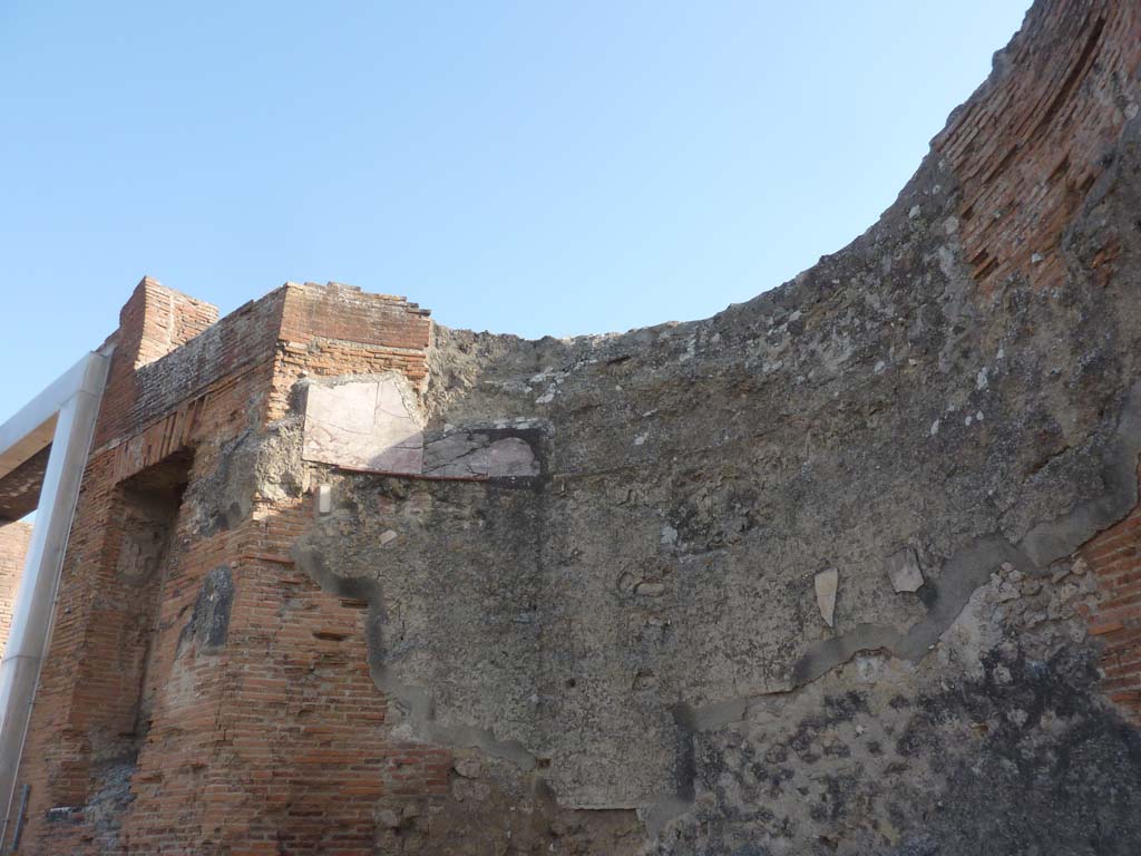 VII.9.1 Pompeii.  September 2005. Portico 1. South end. Apsidal niche 4.