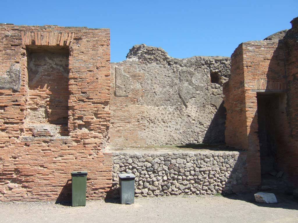 VII.9.1 Pompeii. March 2014. Portico 1. North end of apsidal niche 4 on south end of front façade.
Foto Annette Haug, ERC Grant 681269 DÉCOR
