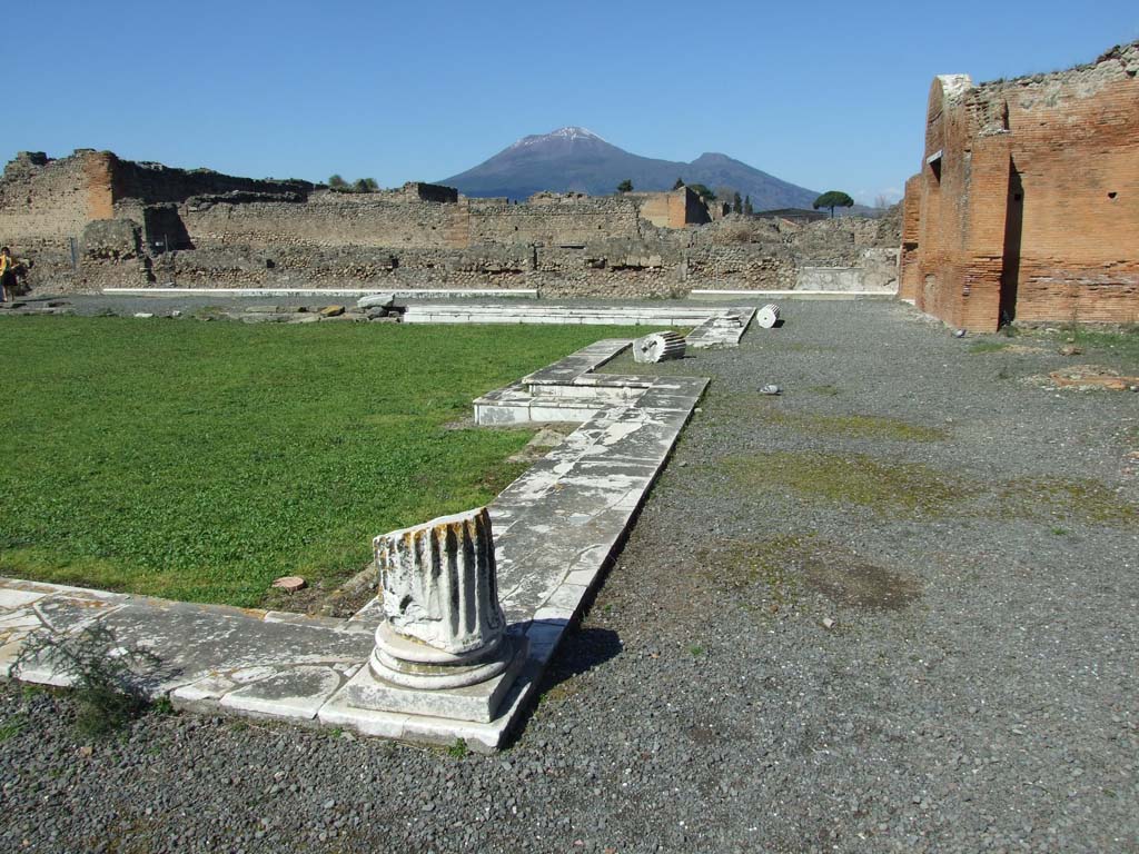 VII.9.1 Pompeii. March 2009. Looking north across east colonnade 9, from south-east corner.