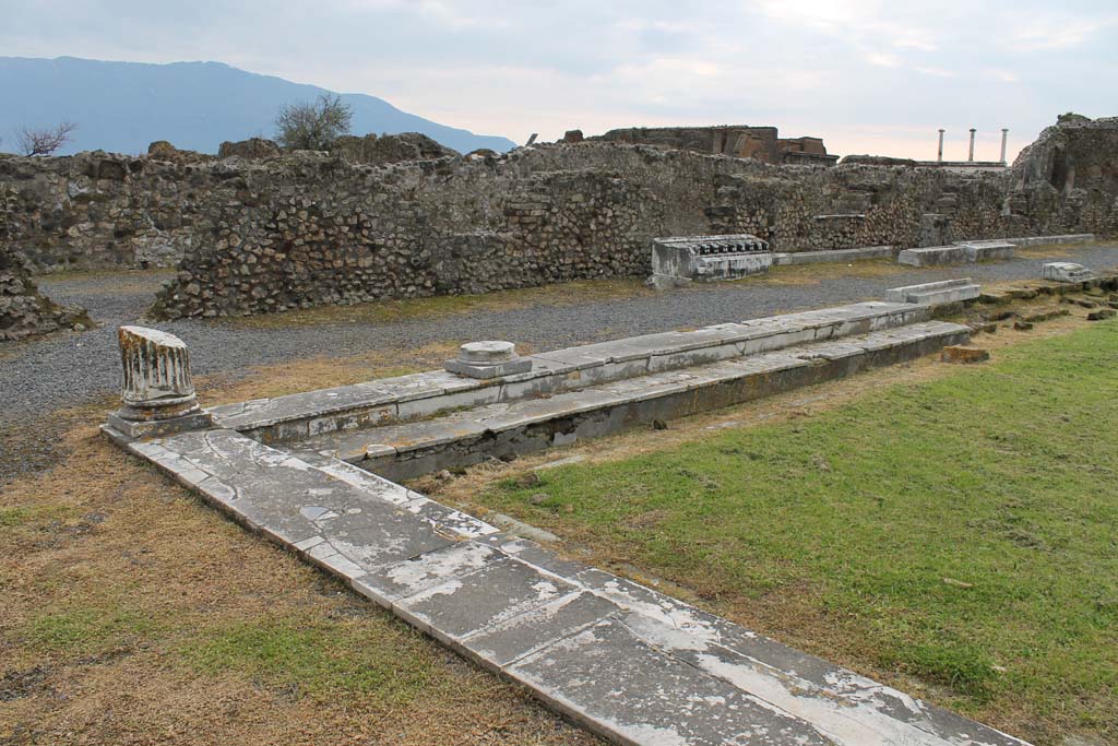 VII.9.1 Pompeii. March 2014. Looking south across south-east corner of colonnade 9.
Foto Annette Haug, ERC Grant 681269 DÉCOR.
