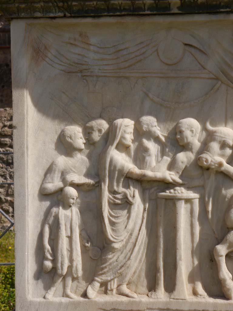 VII.9.2 Pompeii. March 2019. Detail of altar.
Foto Anne Kleineberg, ERC Grant 681269 DÉCOR.
