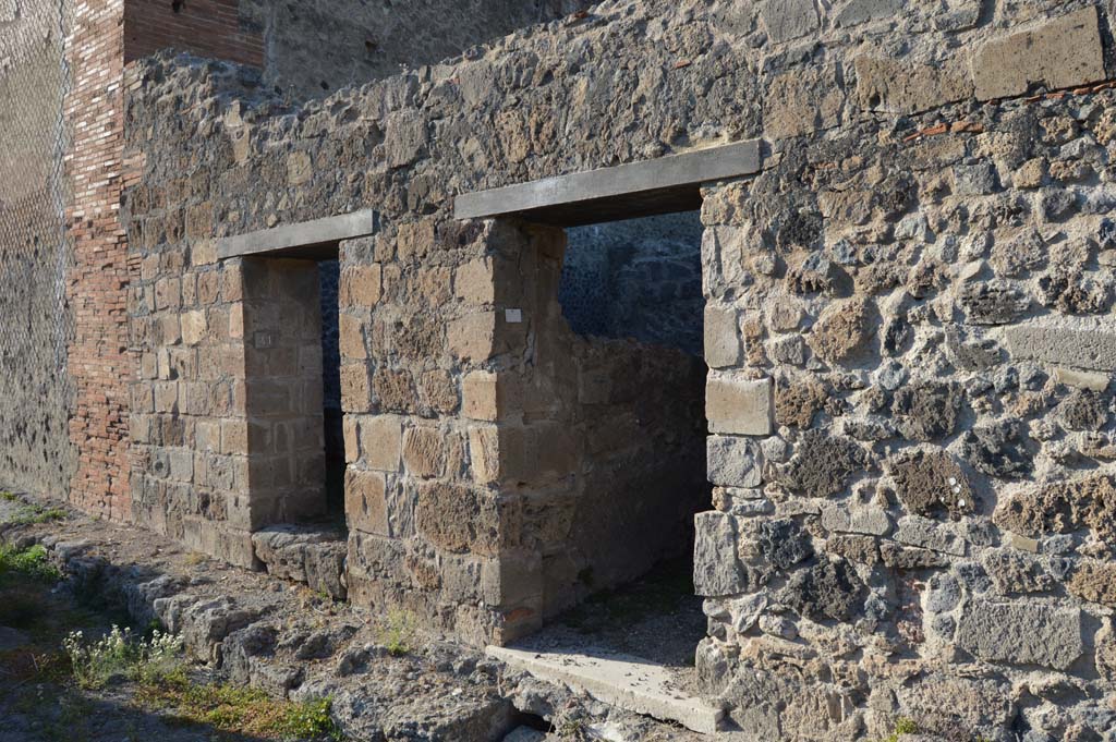 VII.9.40 Pompeii, on right. October 2017. Looking north-west to entrance doorway on Vicolo del Balcone Pensile.
Foto Taylor Lauritsen, ERC Grant 681269 DCOR.

