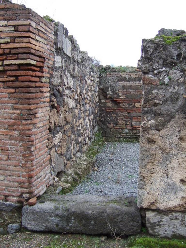 VII.9.52 Pompeii. December 2005. Looking south to entrance doorway

