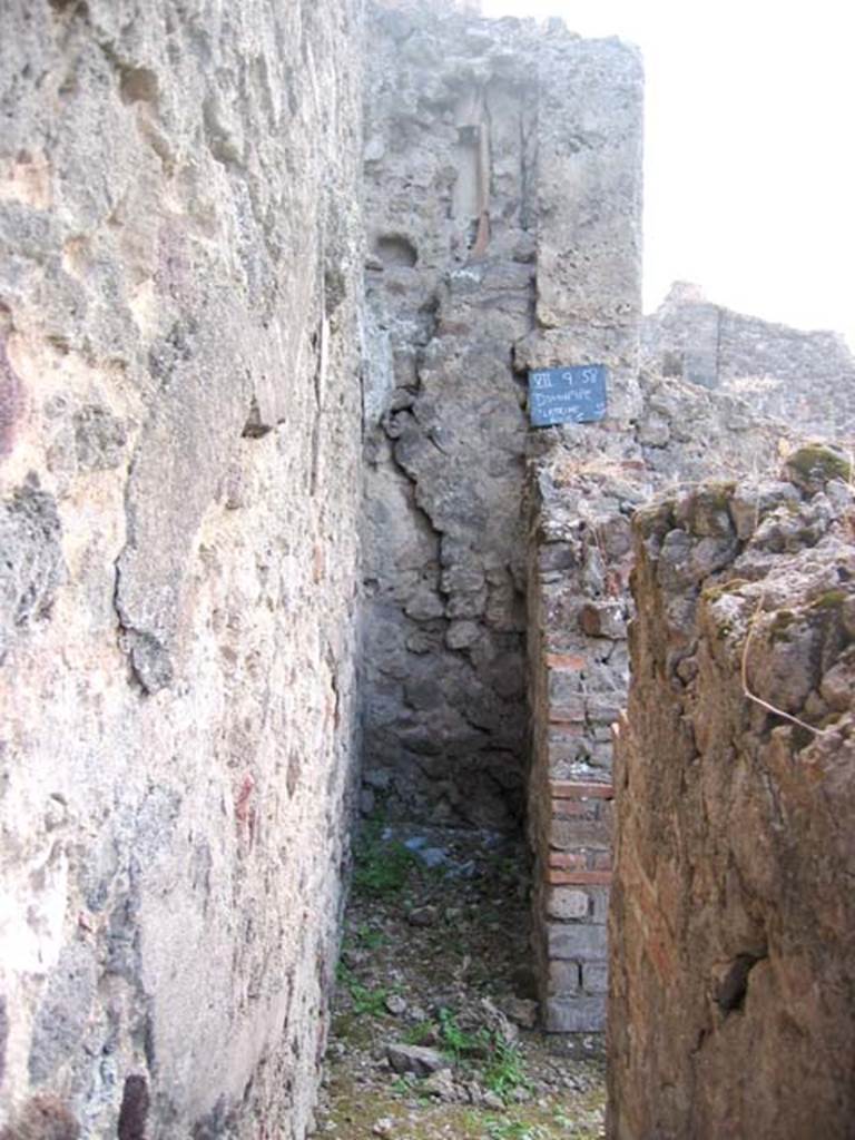 VII.9.58 Pompeii. July 2008. Latrine in rear south-west corner. Photo courtesy of Barry Hobson.