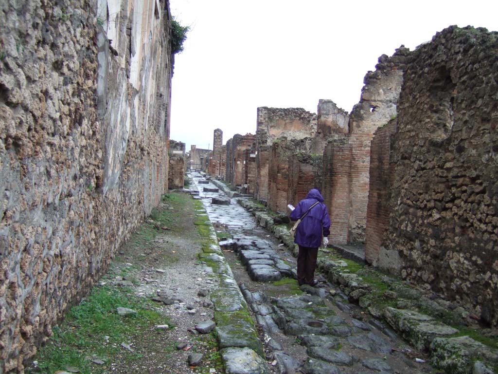 VII.9.67 Pompeii, side wall, on left. December 2005. Vicolo di Eumachia looking north.