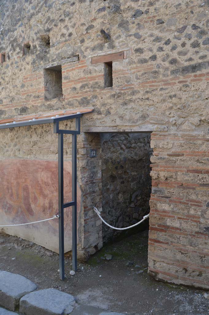 VII.11.12 Pompeii. March 2018.
Entrance doorway, with street shrine on south side and phallus in wall above.
Foto Taylor Lauritsen, ERC Grant 681269 DÉCOR.
