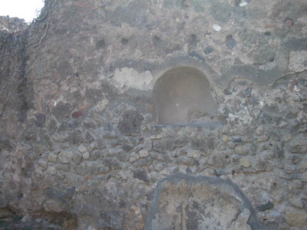 VII.12.12 Pompeii. September 2005. Niche in west wall of shop-room.
According to Boyce, above the counter on which the articles for sale were displayed, was an arched niche. Fiorelli described this as la nicchia de Penati  Fiorelli, Scavi, 19; Descr., 283.
See Boyce G. K., 1937. Corpus of the Lararia of Pompeii. Rome: MAAR 14. (p.70, no.317) 
