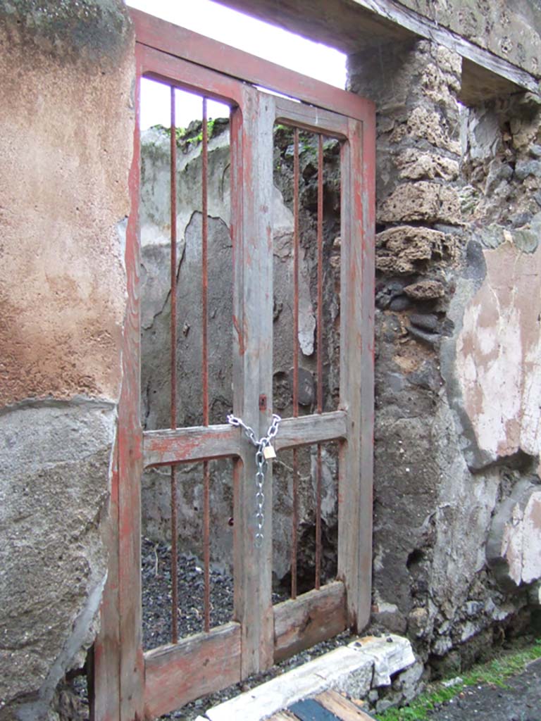 VII.12.23 Pompeii. December 2005. Entrance doorway.