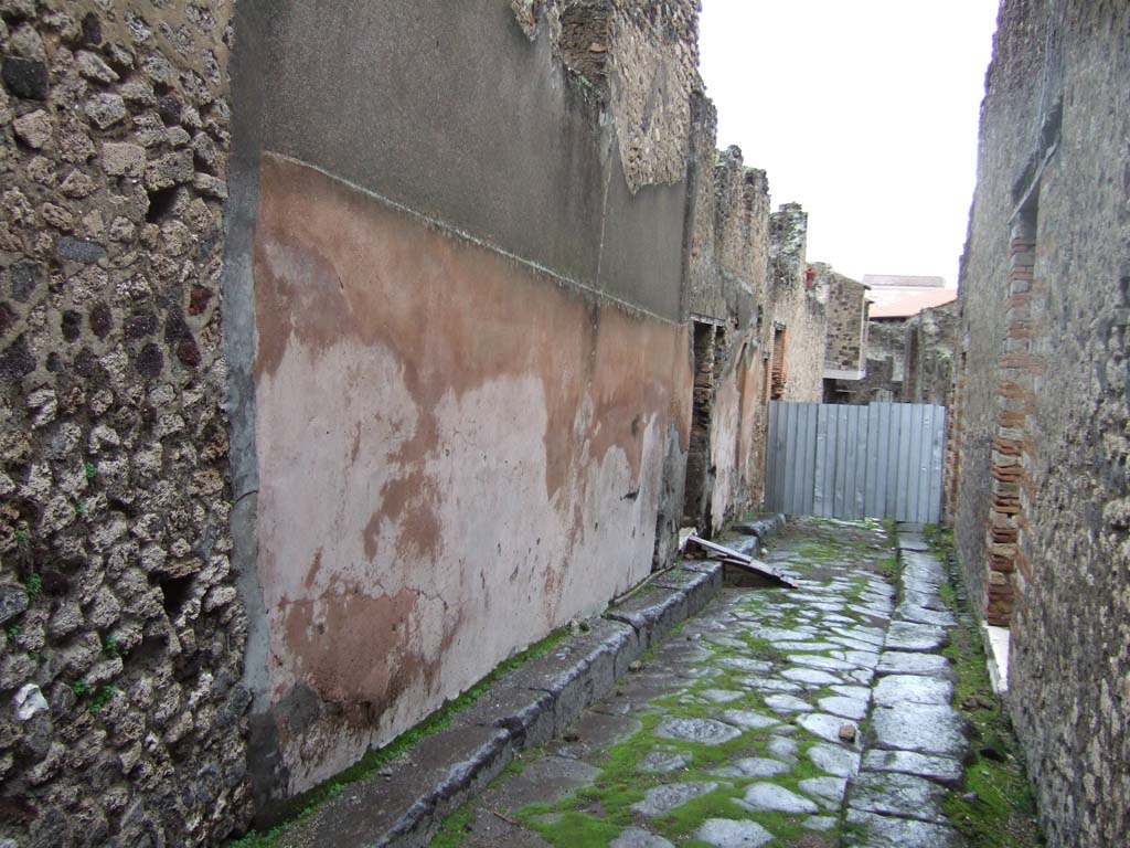 VII.12.23 Pompeii, plaster on front wall on Vicolo del Balcone Pensile, December 2005.  