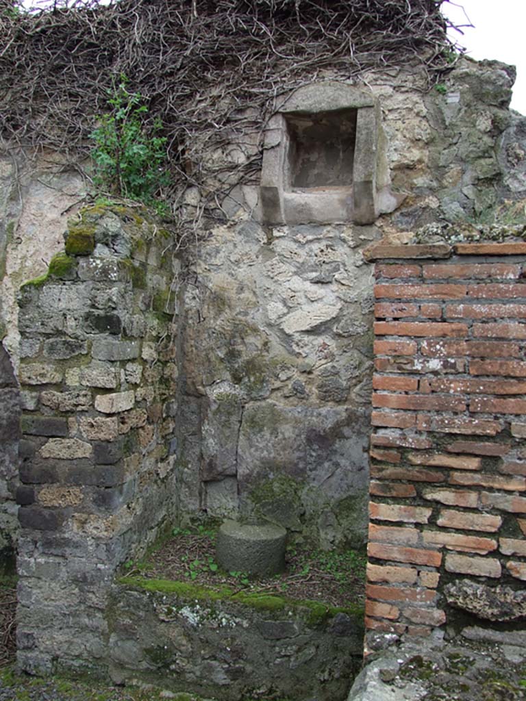 VII.14.5 Pompeii. March 2009. Room 18, south wall of kitchen, with niche in alcove next to oven.