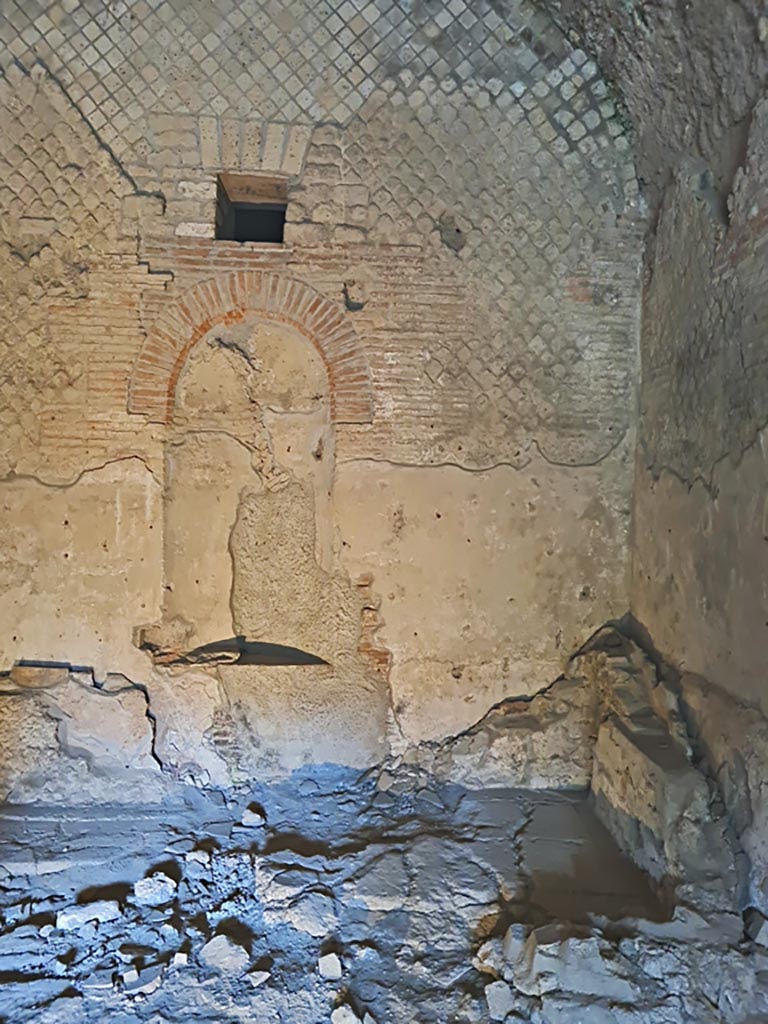 VII.16.a Pompeii. November 2023. 
Room 4, calidarium, looking towards east wall and south-east corner. Photo courtesy of Giuseppe Ciaramella.

