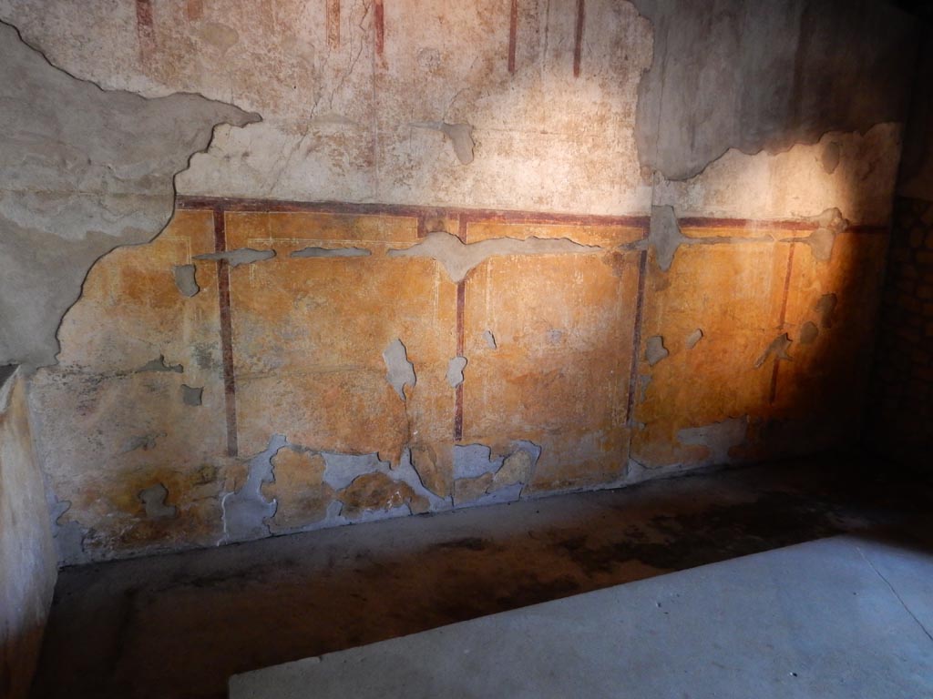 VII.16.a Pompeii. May 2015. Corridor A, detail of lower south wall. Photo courtesy of Buzz Ferebee.