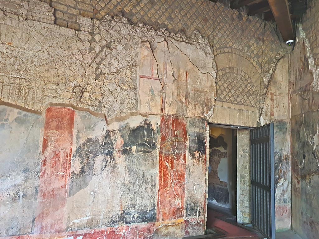 VII.16.a Pompeii. November 2023. 
Corridor B, looking towards east wall of Vestibule 8, with doorway to room 7. Photo courtesy of Giuseppe Ciaramella.
