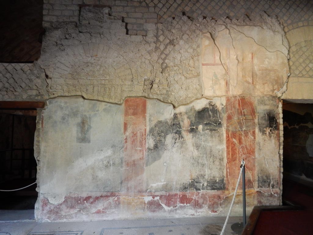 VII.16.a Pompeii. May 2015. 
Vestibule 8, looking towards east wall between doorways to rooms 6 and 7. Photo courtesy of Buzz Ferebee.
