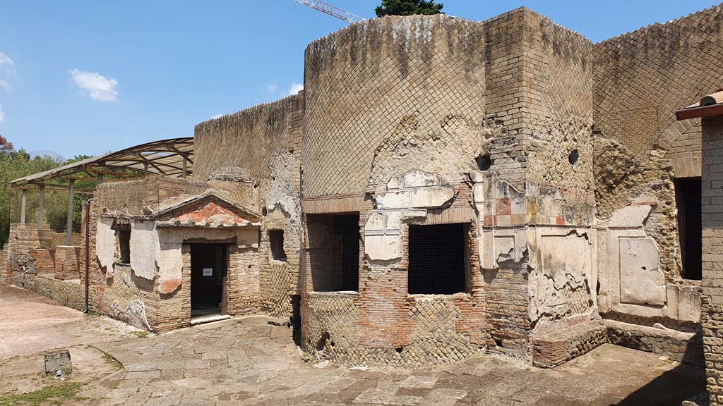 VII.16.a Pompeii. September 2019. 
Looking towards east side of courtyard C, with doorway to room 1, on left, and windows to room 4, the caldarium, in centre.
Photo courtesy of Klaus Heese.
