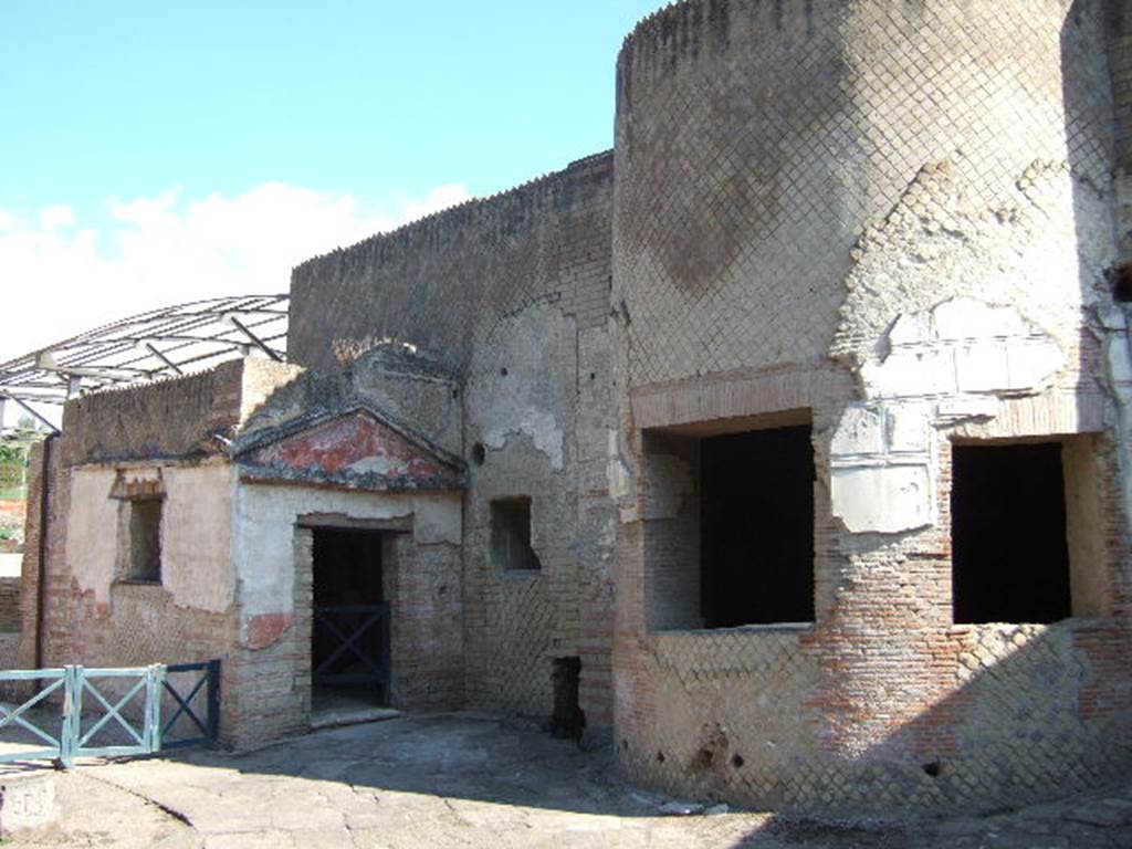 VII.16.a Pompeii. May 2015. Room 1, doorway and window. Photo courtesy of Buzz Ferebee.