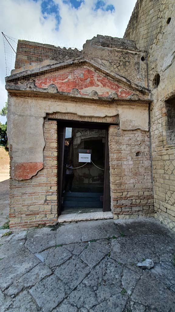 VII.16.a Pompeii. May 2015. Room 1, doorway. Photo courtesy of Buzz Ferebee.
