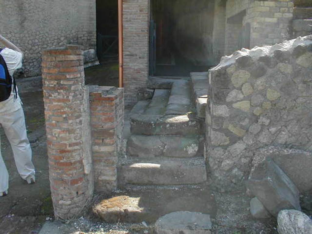 VII.16.a Pompeii. July 2021. 
Upper steps and ramp leading east that would have been under the exterior portico.
Foto Annette Haug, ERC Grant 681269 DÉCOR.
