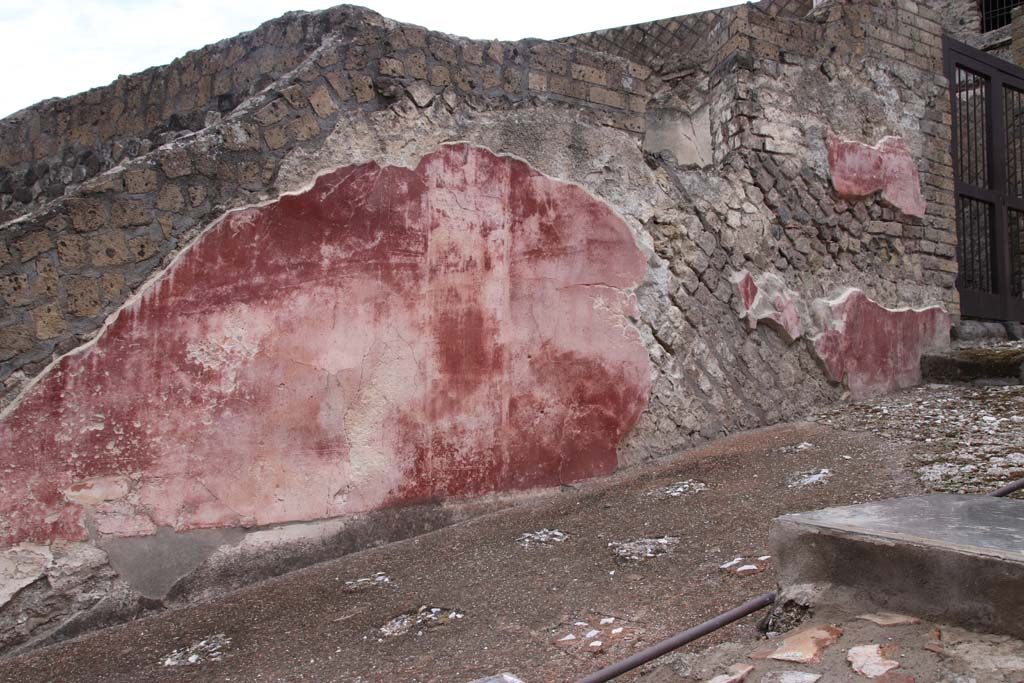 VII.16.a Pompeii. October 2020. Painted plaster on exterior wall on west side of doorway. Photo courtesy of Klaus Heese.