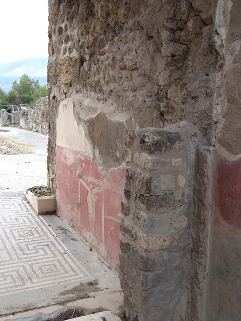 VIII.2.26 Pompeii. January 2017. Looking south along west wall, from vestibule ‘a’ into vestibule ‘b’.
Foto Annette Haug, ERC Grant 681269 DÉCOR.
