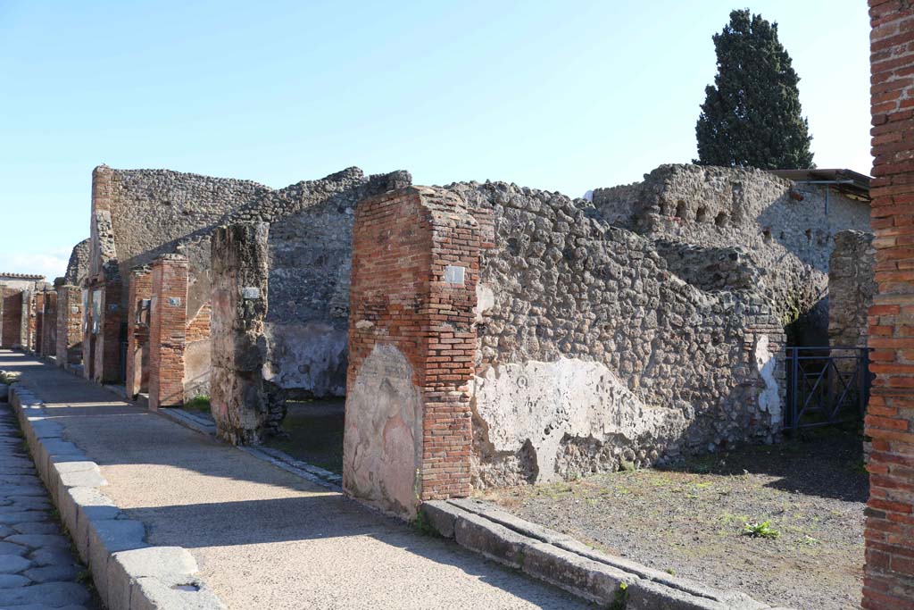 VIII.4.1 Pompeii, on right. December 2018. Looking east on Via dell’Abbondanza. Photo courtesy of Aude Durand.
