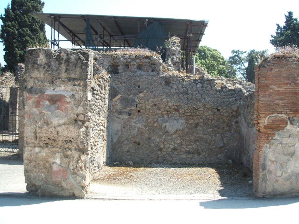 VIII.4.2 Pompeii. May 2005. Looking south at entrance on Via dellAbbondanza. In June 1855, found on the pilaster, on the left, between VIII.4.3 and 2, painted in large letters was the following graffiti:

SITTIVM  CONIVNCTVM
II vir(um)  i(ure)  d(icundo)  o(ro)  v(os)  f(aciatis)
Heracla  rogat    [CIL IV 726] 

See Pappalardo, U., 2001. La Descrizione di Pompei per Giuseppe Fiorelli (1875). Napoli: Massa Editore. (p.126)
See Pagano, M. and Prisciandaro, R., 2006. Studio sulle provenienze degli oggetti rinvenuti negli scavi borbonici del regno di Napoli.  Naples : Nicola Longobardi. (p.172), and
See Della Corte, M., 1965.  Case ed Abitanti di Pompei. Napoli: Fausto Fiorentino. (p.232)
