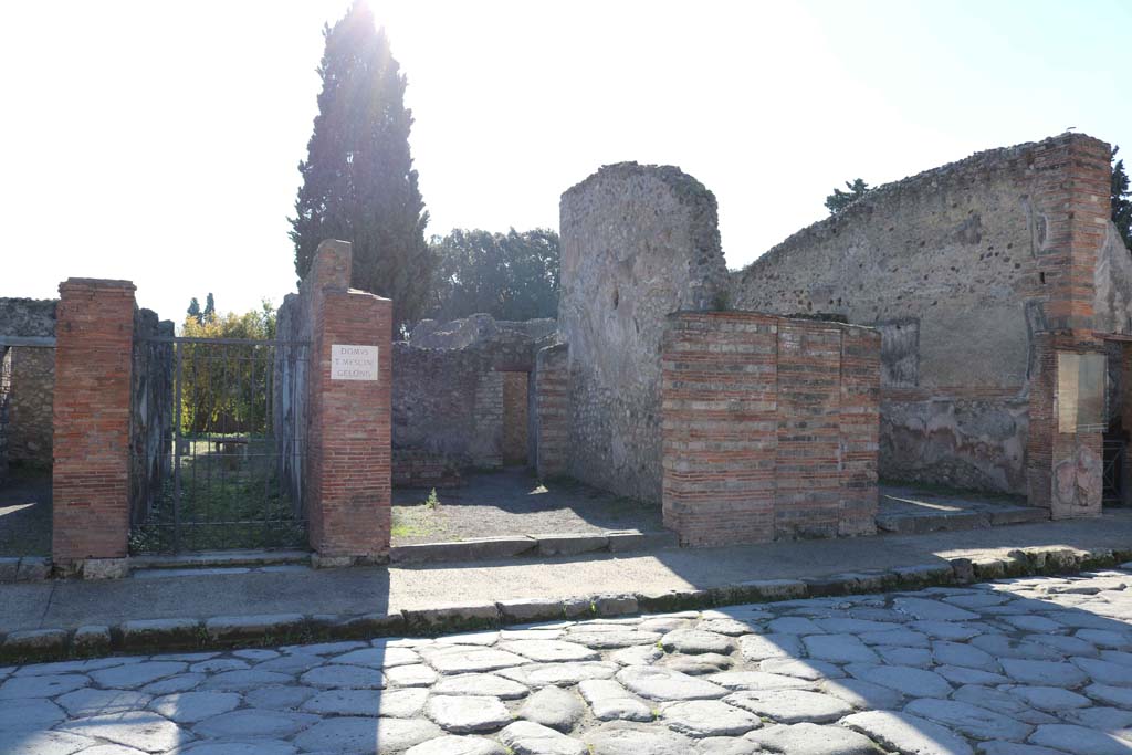 VIII.4.9 Pompeii, on left, VIII.4.8, in centre, and VIII.4.7, on right. December 2018. 
Looking south to entrances on Via dellAbbondanza.  Photo courtesy of Aude Durand.

