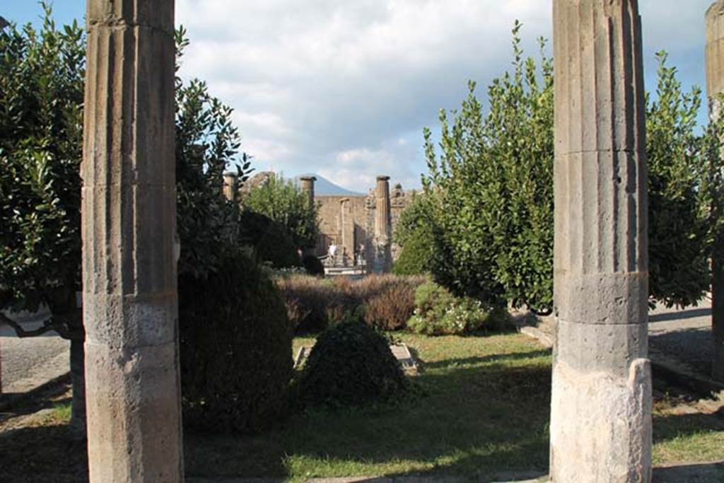 VIII.4.15 Pompeii. October 2014. Looking north across peristyle garden from south portico. Photo courtesy of Marie Schulze.
