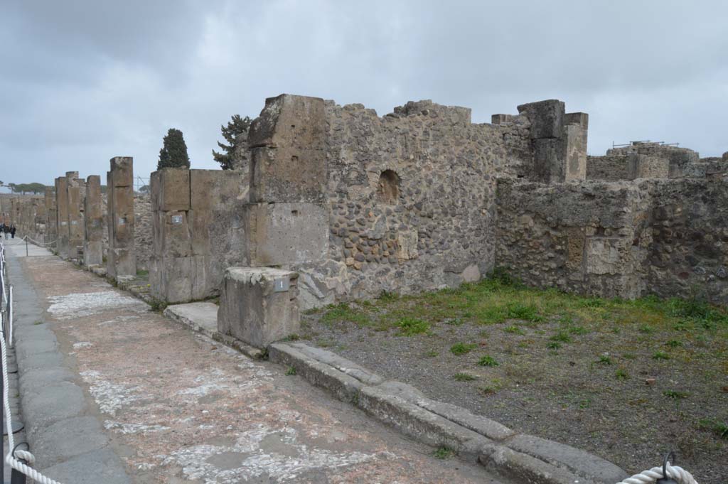 VIII.5.1 Pompeii. March 2019. Looking east along Via dellAbbondanza and towards east side of shop-room, with detail of pavement.
Foto Taylor Lauritsen, ERC Grant 681269 DCOR.


