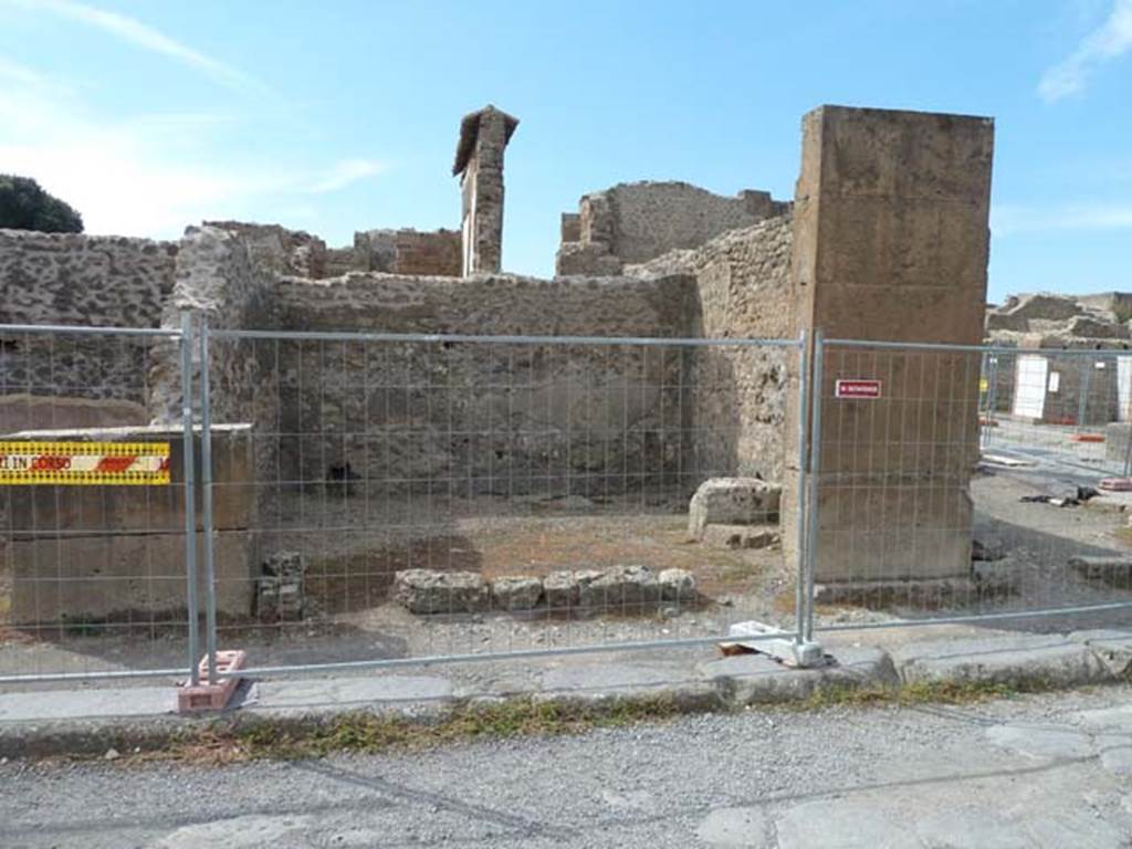 VIII.5.32 Pompeii. September 2015. Looking west to entrance doorway.