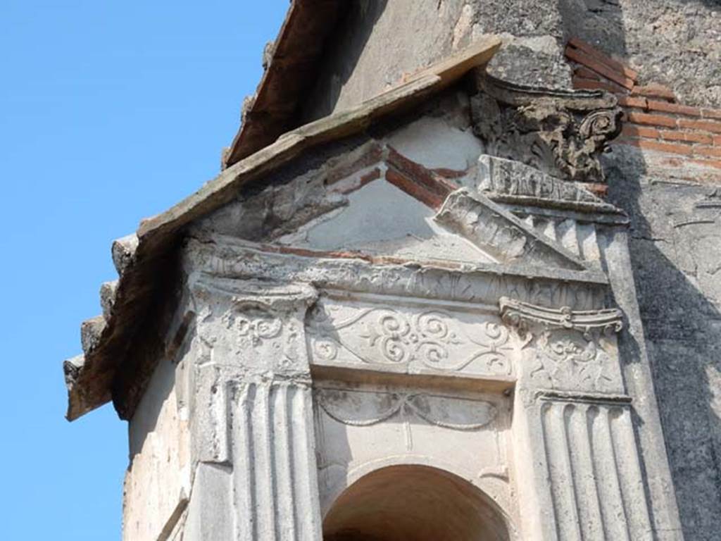 VIII.7.28, Pompeii. May 2015. Detail of stucco decoration above niche on south end of east side. Photo courtesy of Buzz Ferebee.

