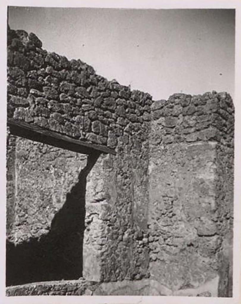 IX.1.18 Pompeii. Pre-1943. Photo by Tatiana Warscher.
According to Warscher  
this is a photo of a large aperture between the yard (which used to be the atrium), and room, where the workers probably worked (which used to be the triclinium).
See Warscher, T. Codex Topographicus Pompeianus, IX.1. (1943), Swedish Institute, Rome. (no.68), p. 109.

