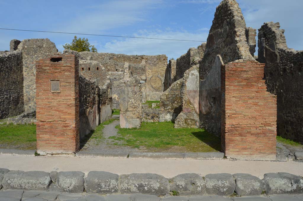IX.2.7 Pompeii. March 2018. Looking east to entrance doorway. 
Foto Taylor Lauritsen, ERC Grant 681269 DCOR.
