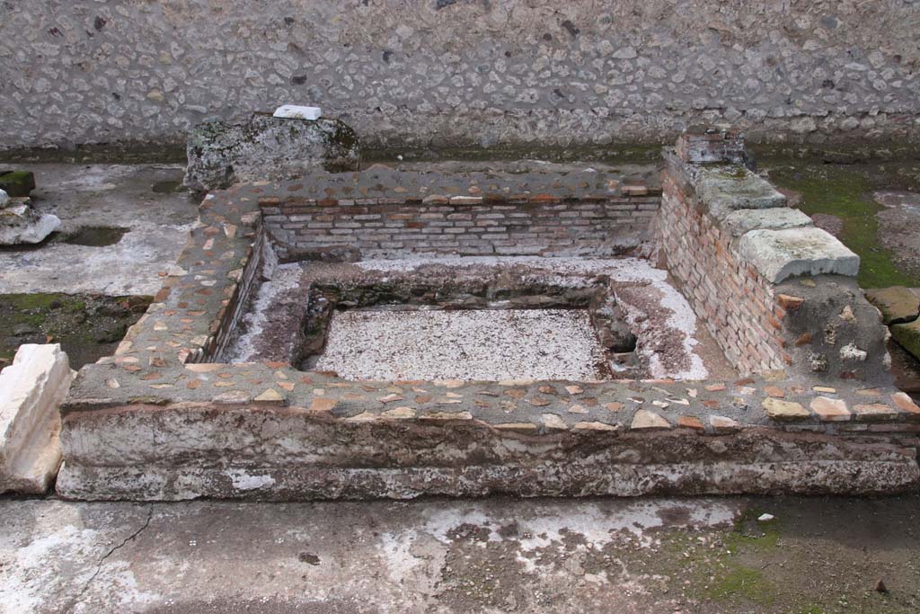 IX.4.18 Pompeii. October 2020. Looking towards basin/tub on west side, near south-west corner. Photo courtesy of Klaus Heese.
According to Mau –
A basin/tub, (3,78 x 3,23 externally) which existed here near the western entrance doorway (IX.4.5) before the construction of the portico around the
south, west and north sides of the Baths began.
See BdI 1877, p.214-223 (see p. 216)
