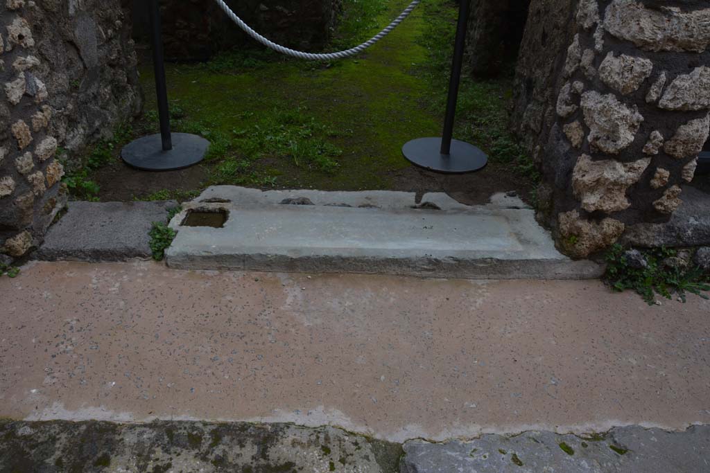 IX.5.21 Pompeii. March 2018. Looking east from Vicolo di Tesmo towards entrance doorway threshold.
Foto Annette Haug, ERC Grant 681269 DÉCOR.

