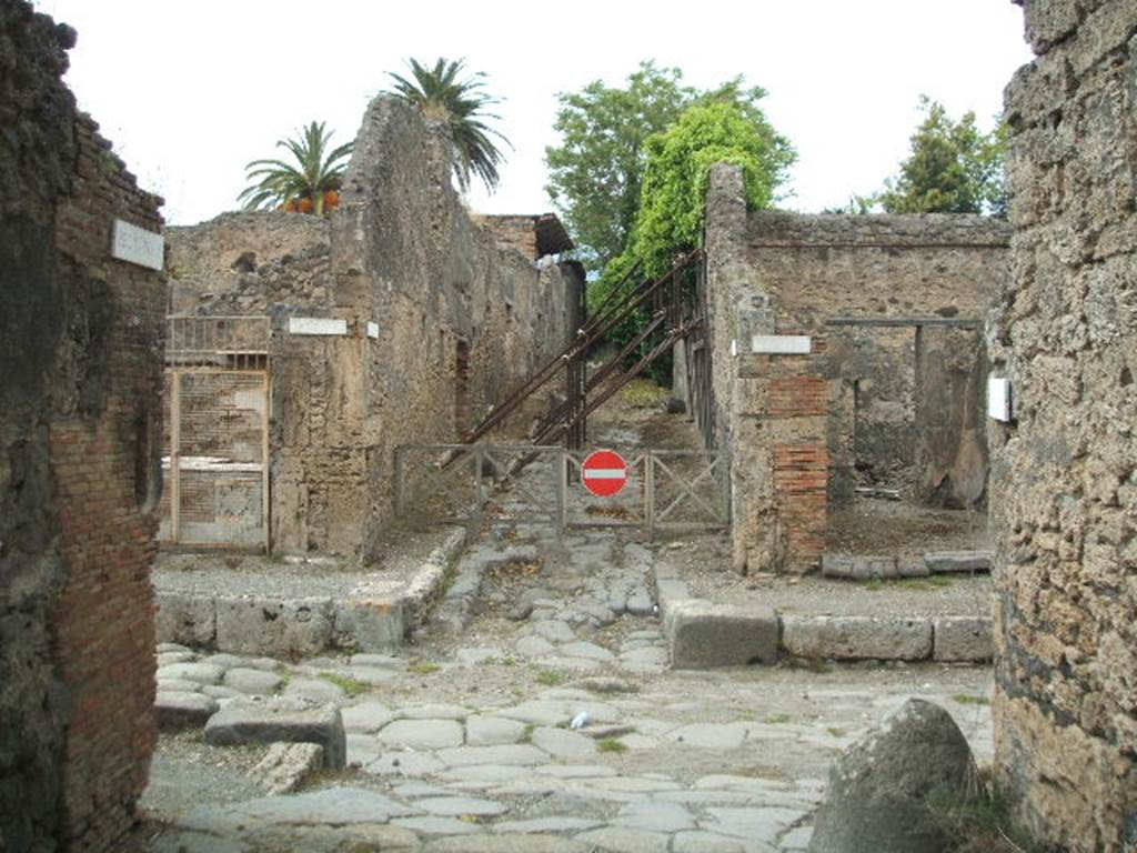 IX.9.8 (Side wall on left).  Looking north from unnamed roadway across the Via di Nola, towards V.4 (centre left) and V.5 (centre right).  (Side wall of) IX.10 on right
