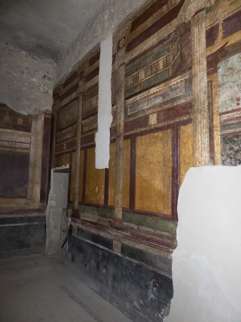 Villa of Mysteries, Pompeii. September 2017. 
Room 6, looking along east wall towards doorway to passage 7 in north-east corner.
Foto Annette Haug, ERC Grant 681269 DÉCOR.

