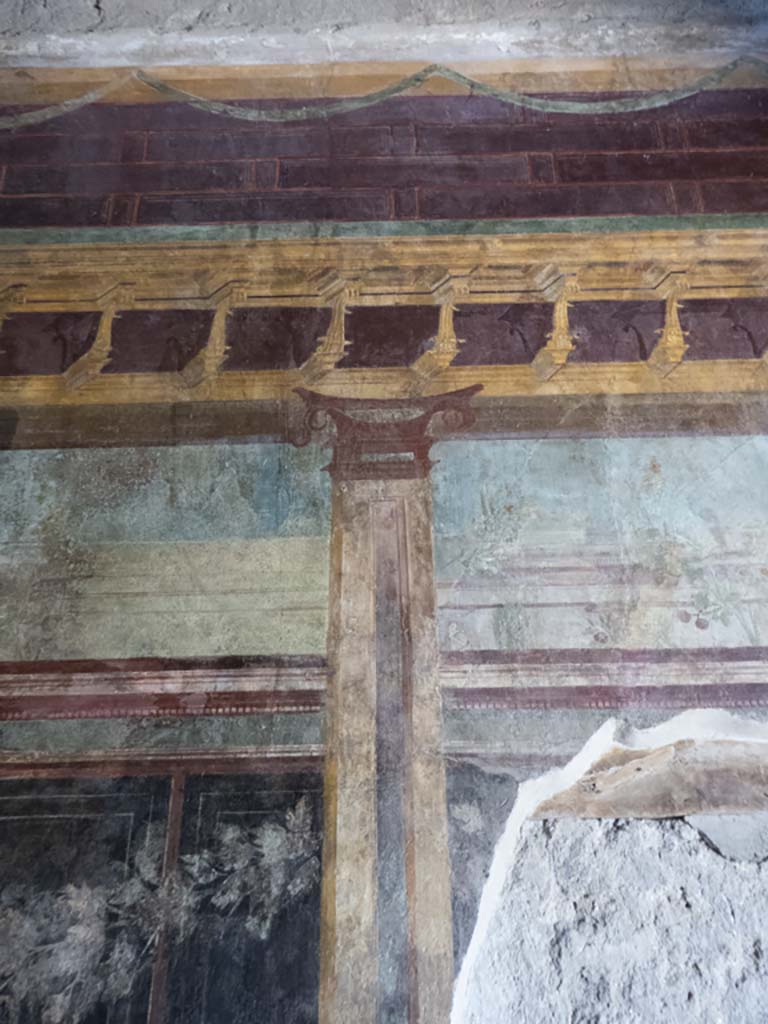 Villa of Mysteries, Pompeii. September 2017. Room 6, detail of painted decoration from upper east wall.
Foto Annette Haug, ERC Grant 681269 DÉCOR.

