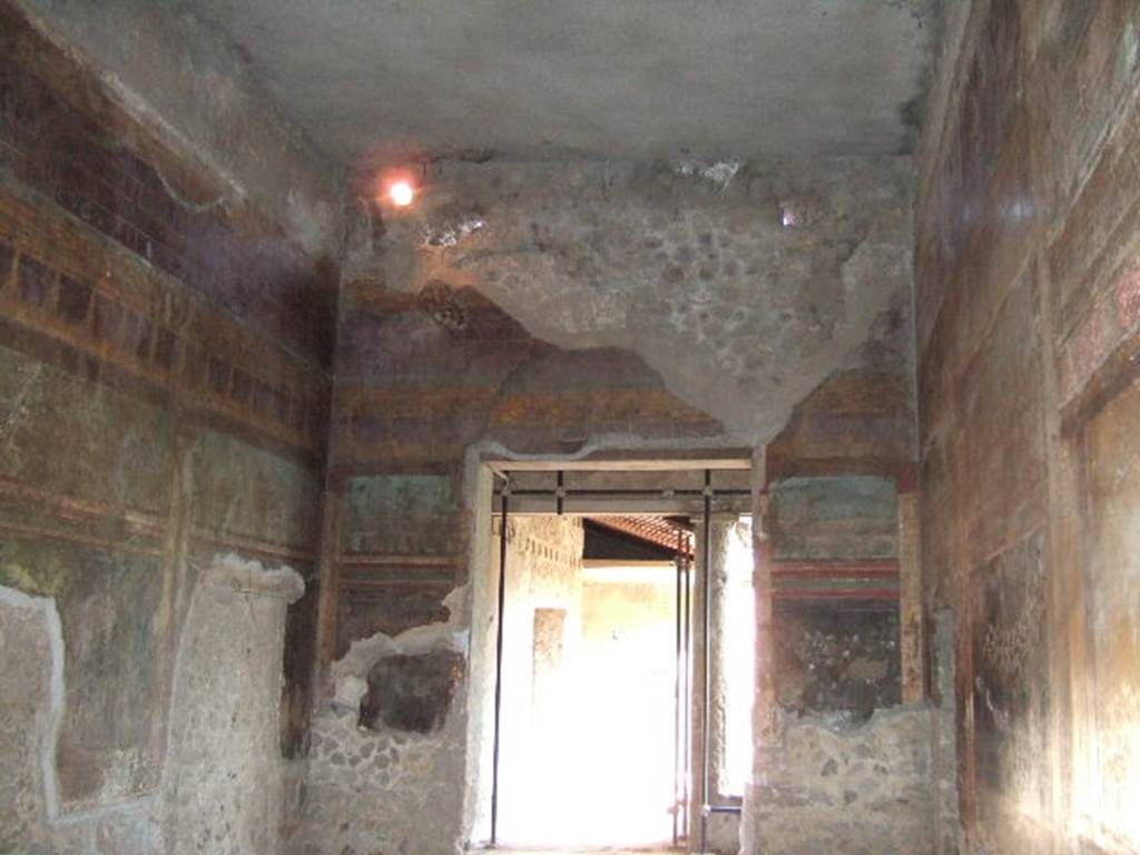 Villa of Mysteries, Pompeii. May 2006. Room 6, south wall with doorway to portico P1.