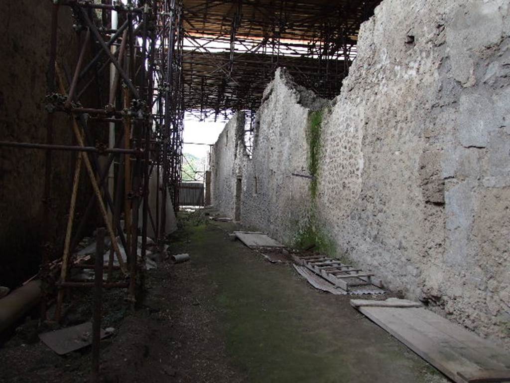 Unnamed vicolo between IX.13, on left, and IX.12. December 2006. Looking south to junction from end of the excavated area.